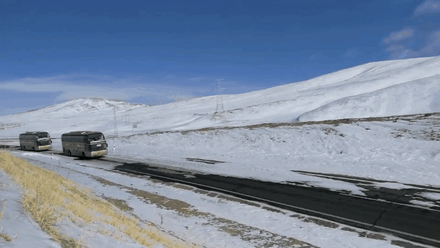 大巴车行驶在共玉高速上。扎西黄秀 摄