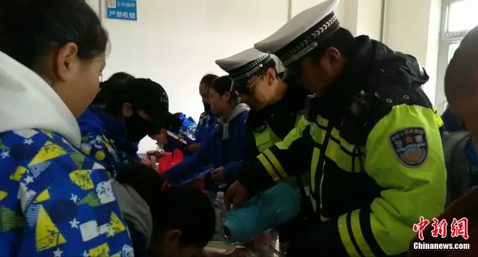 高速休息站上的补给。扎西黄秀 摄