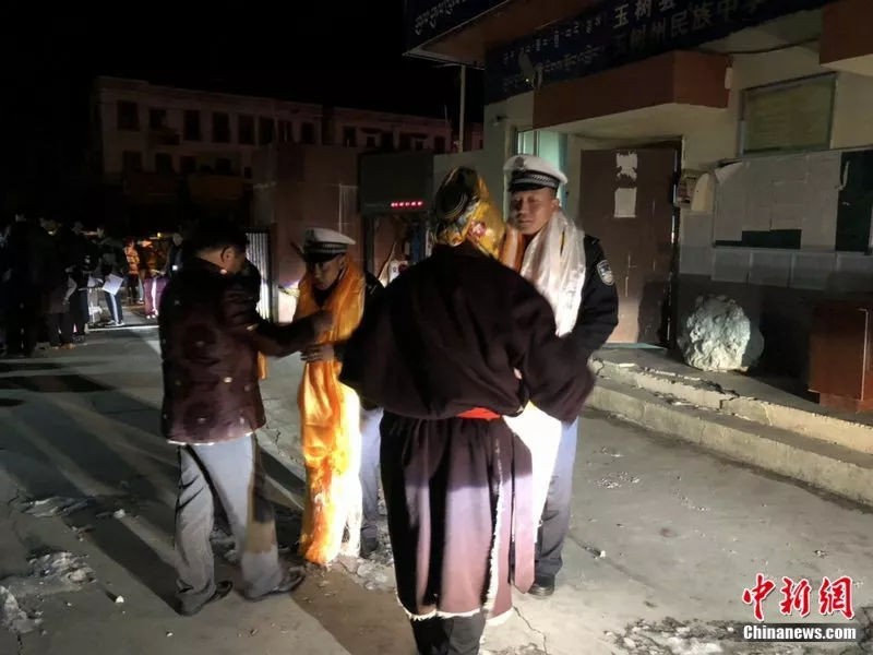 给交警献上表达感谢的哈达。旦增闹布 摄