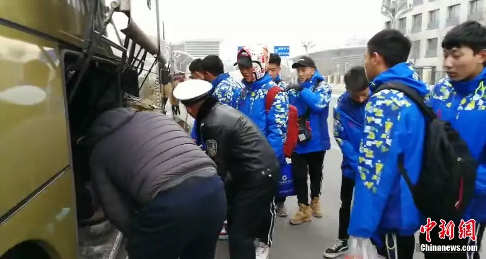 交警帮助学生放行李。扎西黄秀 摄