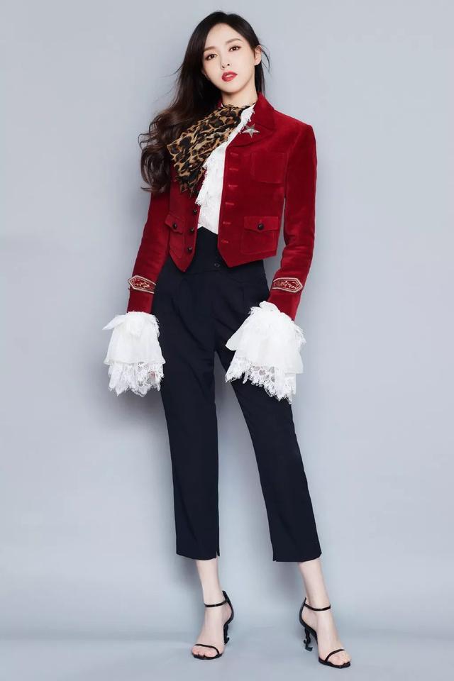 唐嫣也是属于甜美型女生,她穿上宫廷风复古,简直就像是从画中走出来的公主。