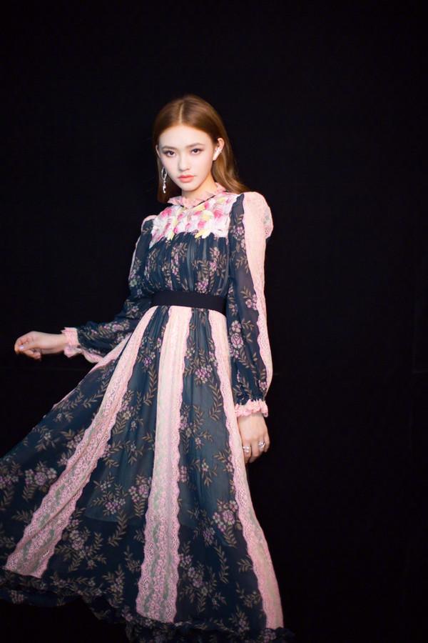 林允跟宫廷风的气质也很配,一件碎花连衣裙清新淡雅,袖口和领口的荷叶边很是温柔。