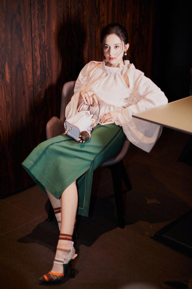 娜扎的宫廷风的确很符合她的气质,她穿上宫廷风就更加显得有气质了,看上去很温婉。