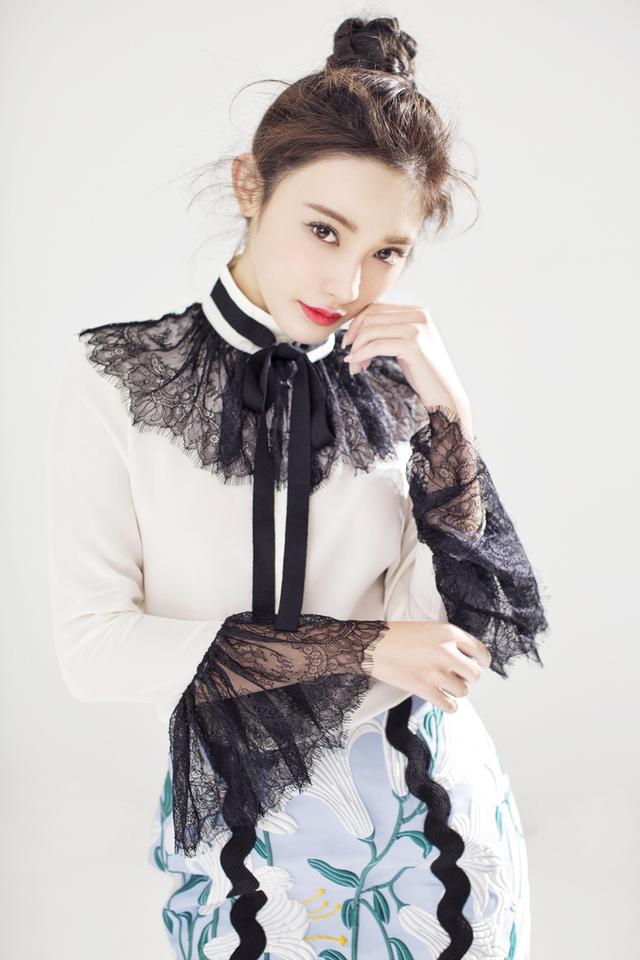 彭小苒的薄纱装饰衬衫与浓郁的色彩结合,花朵半身裙曼妙动人。