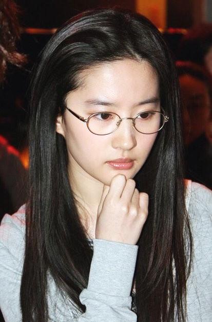 那么话说回来，你们喜欢戴眼镜的神仙姐姐，还是不戴眼镜的神仙姐姐呢？