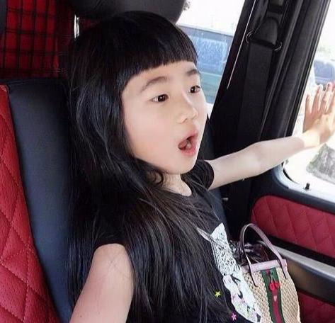 脸也比从前小了一个圈，齐刘海的她既女神又呆萌，圈粉无数，你喜欢这样的Grace吗？