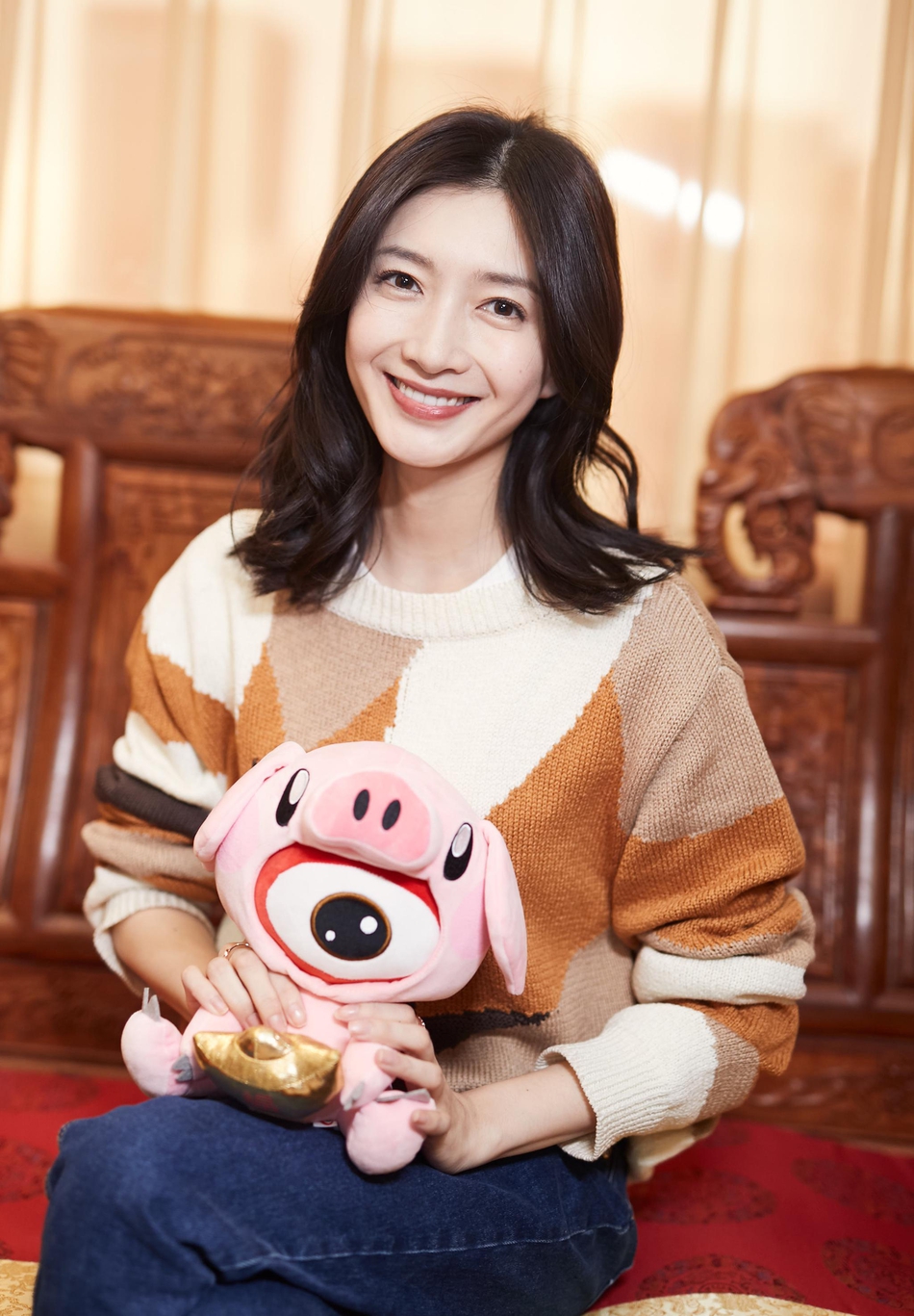 江疏影穿棕色毛衣温柔大方 清新卷发笑容迷人