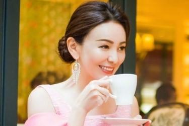 网友们看到后都惊叹“雪姨”竟逆龄生长，纷纷评论：“美丽冻人”并祝她小年快乐！