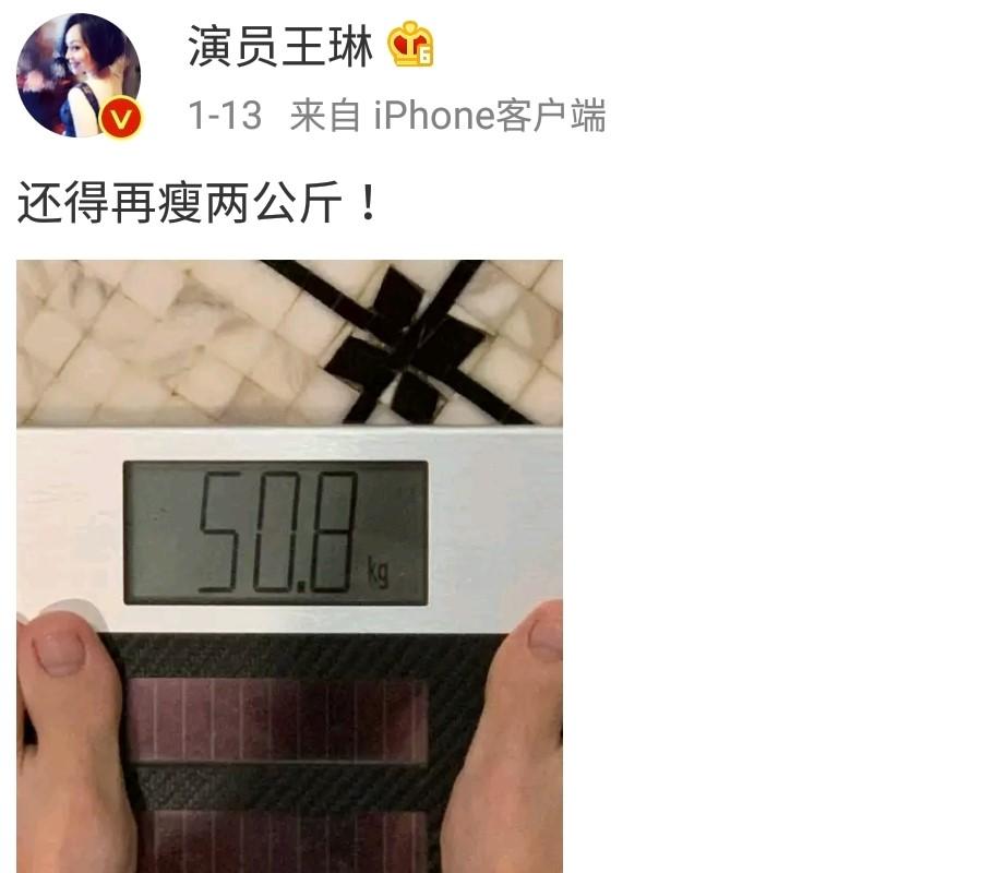 王琳还是个十分热爱生活的人，她曾在微博上发出自己做糖纸花的照片，真是心灵手巧人又美呀！