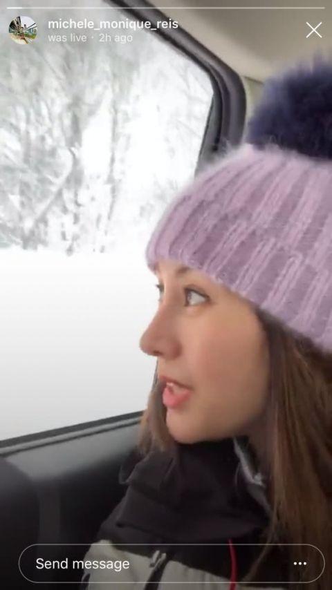 头戴着紫色帽子的她,对着镜头甜笑,略施淡妆,气色非常好。