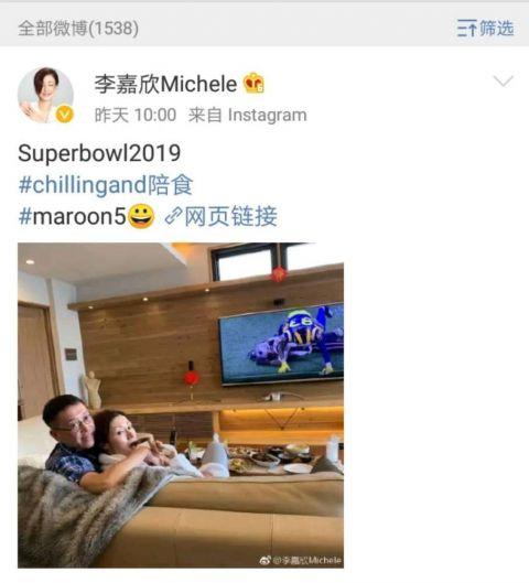 如今,已经49的她,衣食无忧,经常和老公出游度假,还在网络上经常晒出和老公的恩爱照。