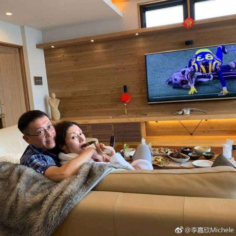 大年初一,李嘉欣更是晒出自己在度假看雪的视频,对着镜头向网友拜年。