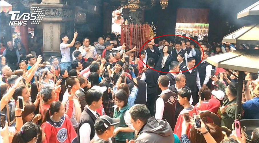 蔡英文2月6日在多名黑衣安保人员陪同下发红包(图片来源：台湾“TVBS”)