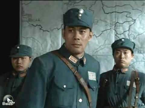 现在又跑到楚云飞那当警卫员，果然是勤奋的跑龙套演员。