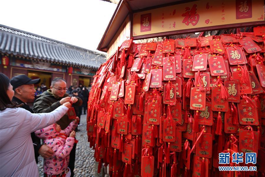 2月5日,市民在山东青岛天后宫新正民俗文化庙会上祈福.