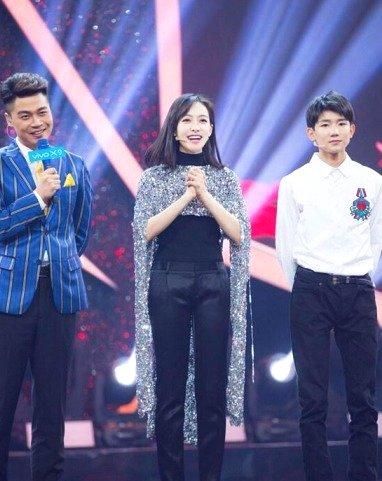 但是看局部放大图,宋茜这脚变形的好可怕,但又让人好心疼。穿着恨天高跳舞脚不难受吗?