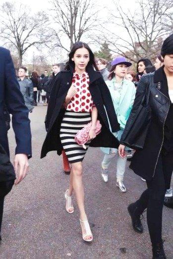 经典美人王祖贤的脚也是很好看的,看她早年在电影中的截图就可以发现。