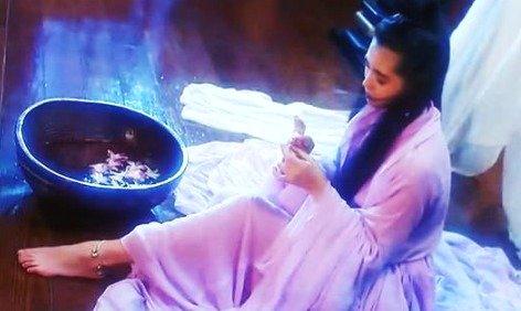 《三生三世》中杨幂也有脚部特写,感觉杨幂的脚也很好看呢~