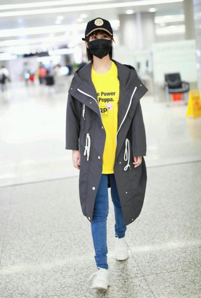 近日,杨紫身穿实用百搭的抽绳风衣。搭配牛仔紧身裤简单休闲,亮黄T恤更是抓人眼球,非常吸睛。