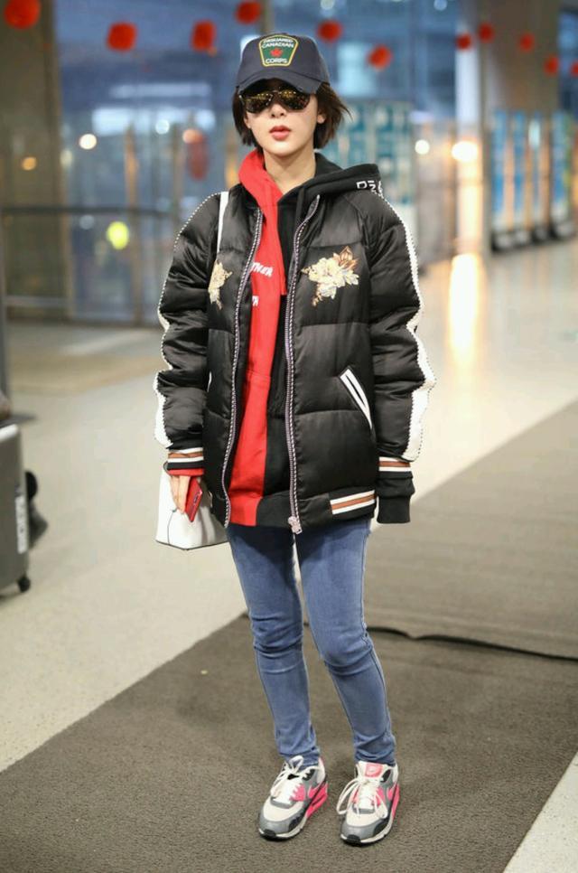 杨紫身穿黑色印花羽绒服配紧身牛仔裤和棒球帽休闲舒适,内搭拼色连帽衫助攻更显个性。