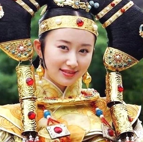 舒畅，虽然穿着很豪华，但是却像极了埃及法老！