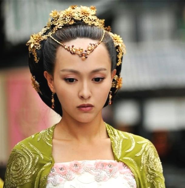 唐嫣这个造型，简直老了十岁，即使有高颜值，也撑不住不这样的造型啊，这是得罪了发型师吗？