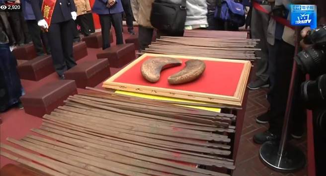 南鲲鯓代天府大年初一抽所谓“国运签”失败!抽完一整桶签都没中!(图片来源：台湾“中时电子报”)