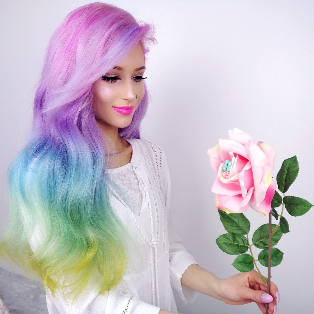 英女孩染彩虹色波浪发当"美人鱼" 圈粉30万