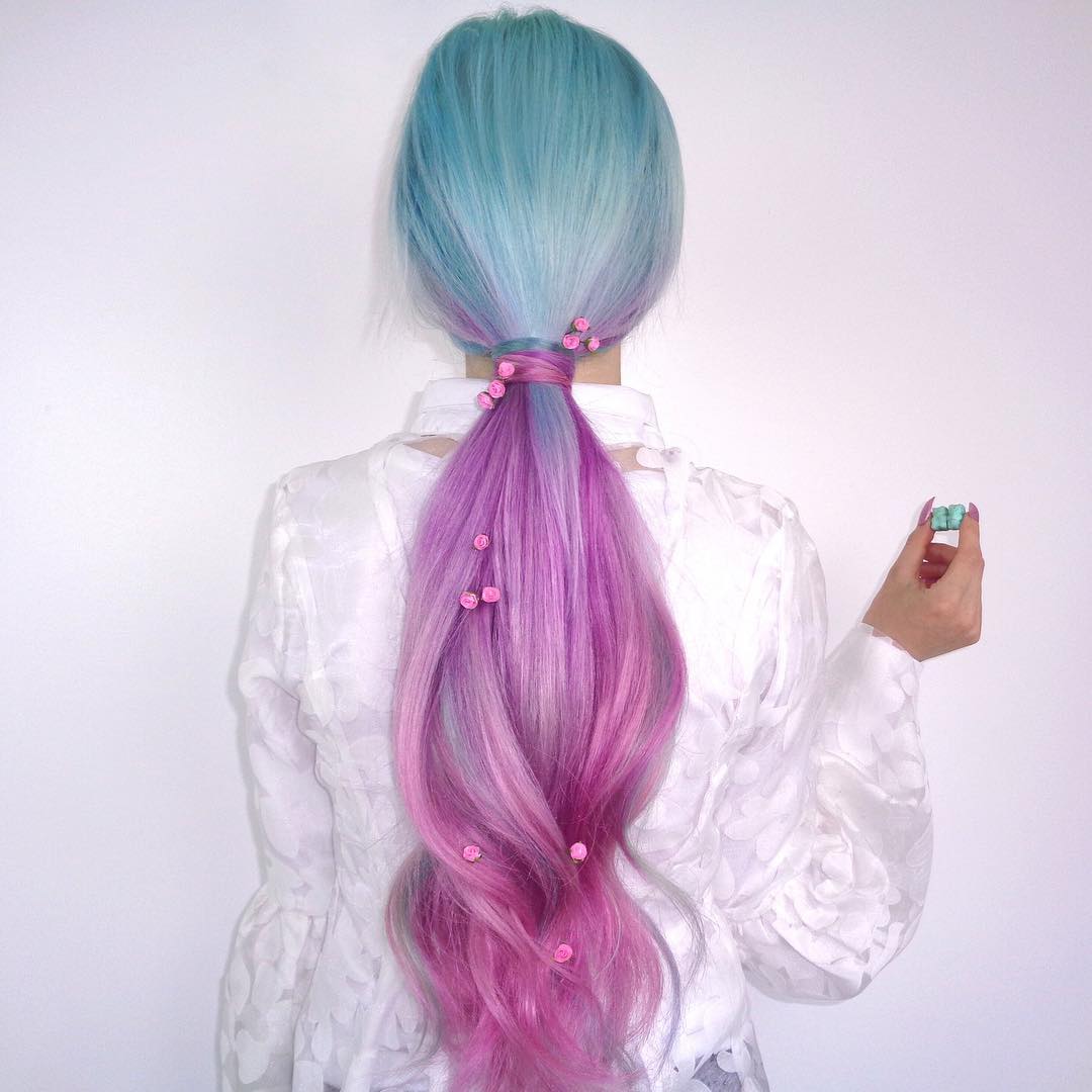 英女孩染彩虹色波浪发当"美人鱼" 圈粉30万