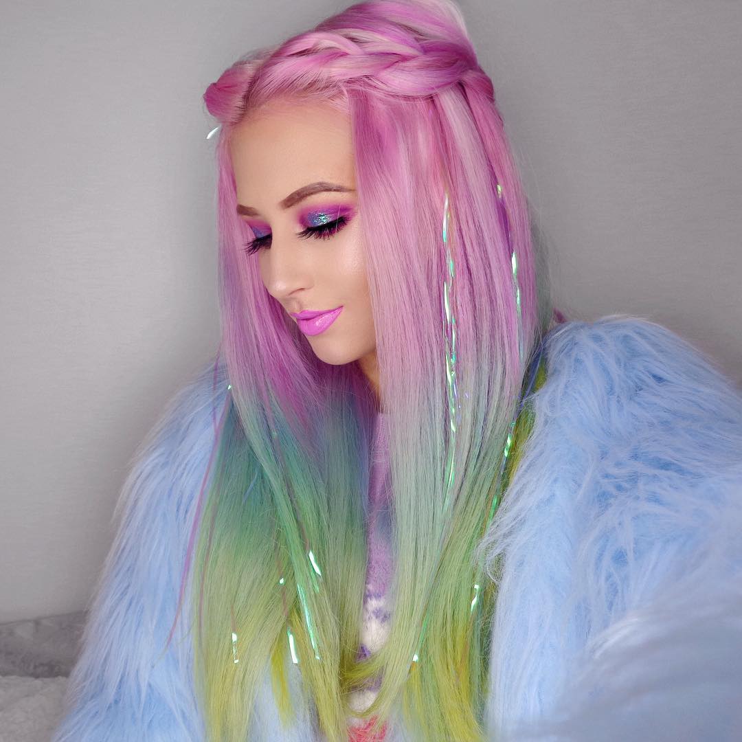 英女孩染彩虹色波浪发当"美人鱼" 圈粉30万