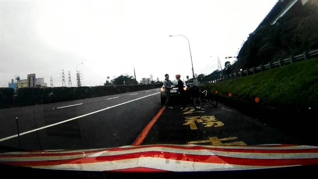 大陆游客骑自行车误上高速。（来源：台湾“联合报”）