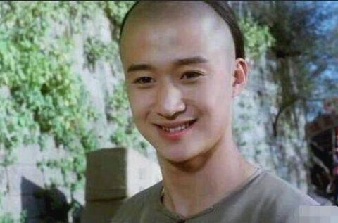 这皮肤，嫩的能掐出水来。