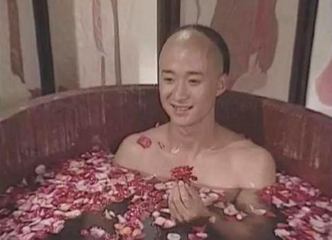 2001年的电视剧《金蚕丝雨》里，吴京一人搭档李小冉等多位美女，画面看上去十分养眼。