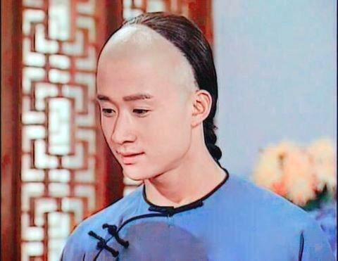 和性感女神钟丽缇站在一起，只有一个字：配。