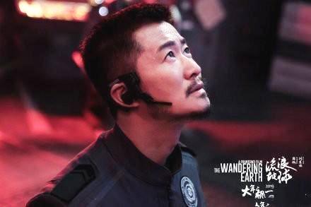 有网友评价吴京今天的成功并不是偶然，而是源于他多年来作为动作演员的积累和厚积薄发。