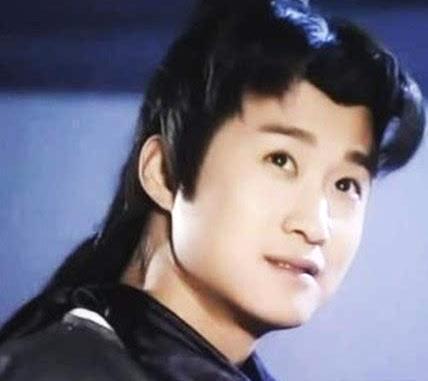 吴京还演过泡澡的戏，这皮肤，那叫一个光滑水润。