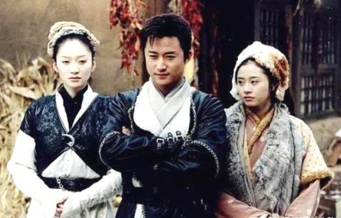 吴京还演过几次皇帝，在《江山儿女几多情》里的扮相俊俏挺拔。