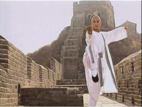 这样看来，吴京年轻时，还真的算是一个小鲜肉。