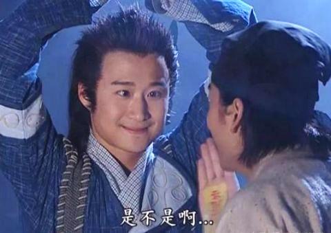 除了这些，吴京还有经典的警察扮相，看上去完全不输吴彦祖啊！