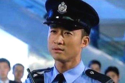 除了影视剧里的扮相，生活中的吴京也是完全不输现在的一众鲜肉。