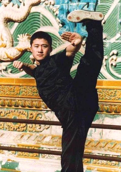 生活照随便一拍就是帅哥。