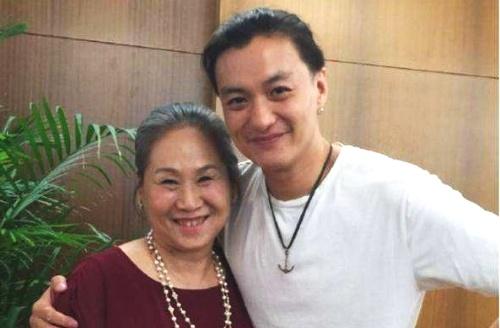 虽然现在毛孩的事业有些耽搁，但是现在他的母亲发展成这样，想必毛孩心中也是十分开心的。