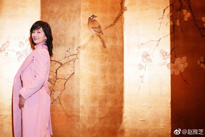 赵雅芝穿粉色大衣