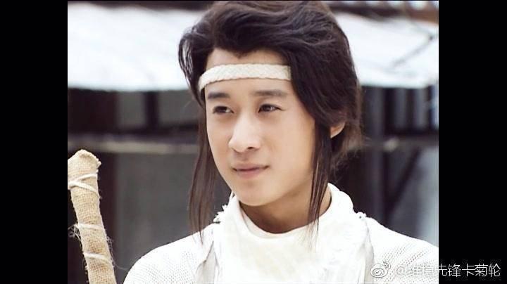 扮警察虽然比不上美少年吴彦祖那么惊艳，但也是干干净净一张脸。