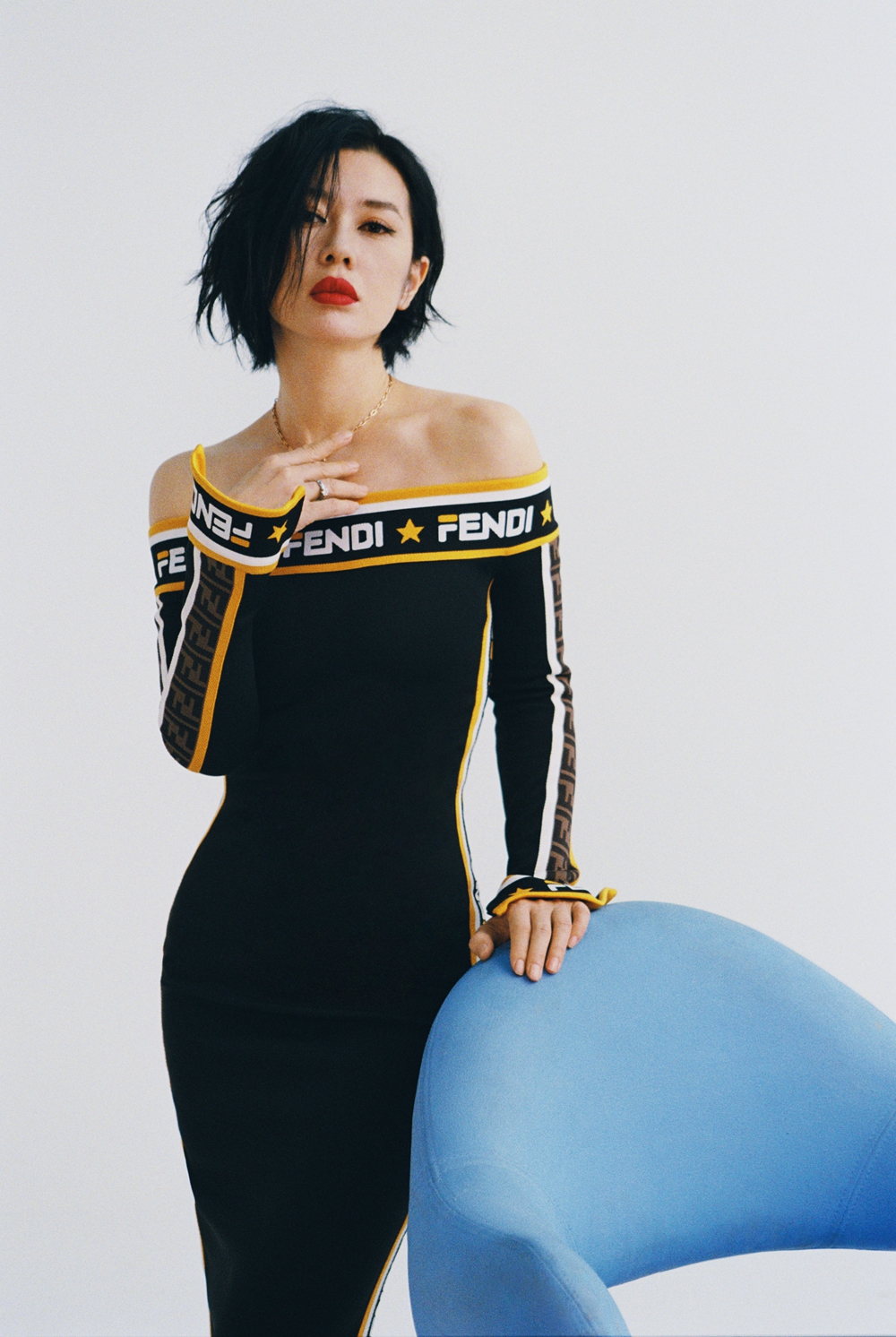 11 余男最新杂志大片曝光 优雅帅气诠释画报人生