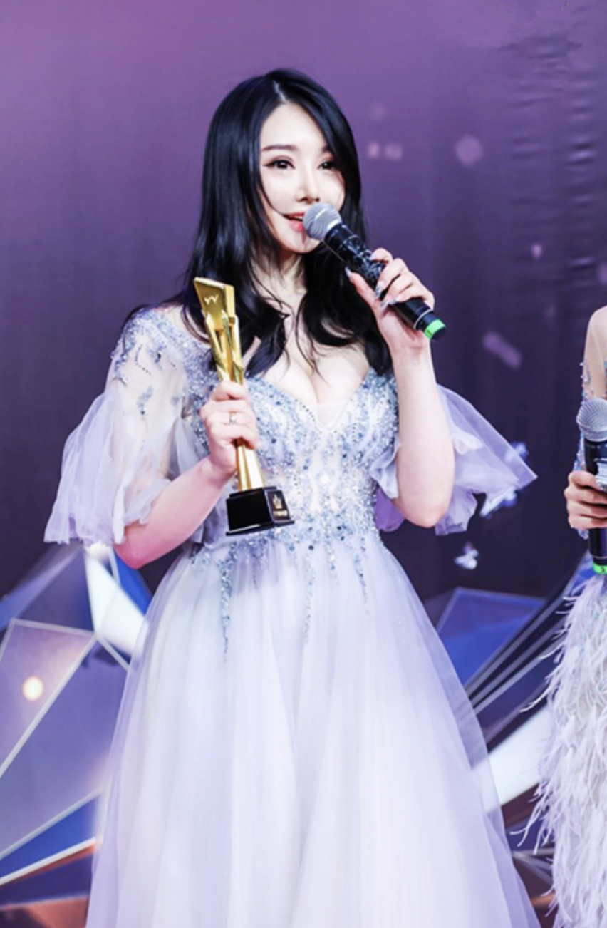 第二名的沈曼登台演唱了一首《后来》,王冕登台献唱个人单曲《情面》