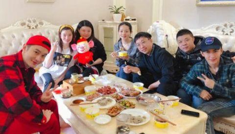 家家户户相聚团圆吃年夜饭，但黄晓明刚好“赶上”了工作，只好在剧组过年。