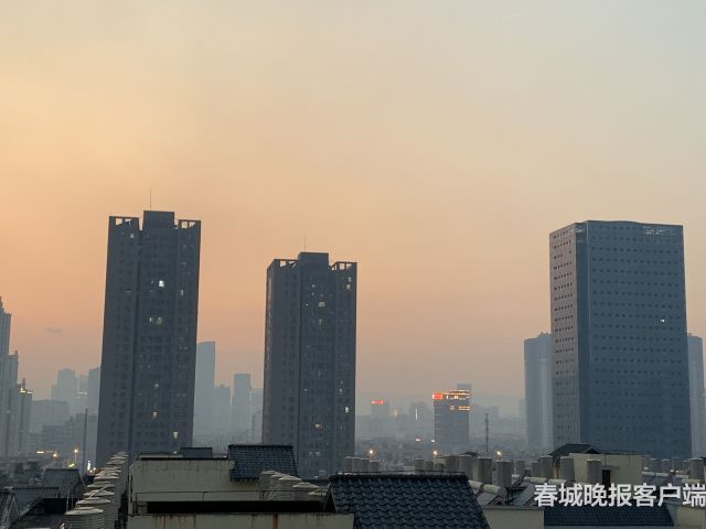 啥情况？？？昆明东边一股火烟味…………