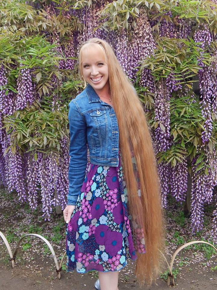 34岁的女子andrea stano有着一头及脚踝的长发,她认为每天吃花生酱的