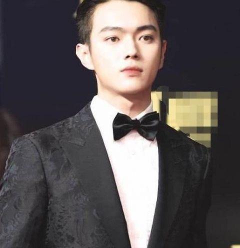 本以为穿上西装后的许凯已经够帅的了，没想到穿上休闲装后的他更是帅的惊人。